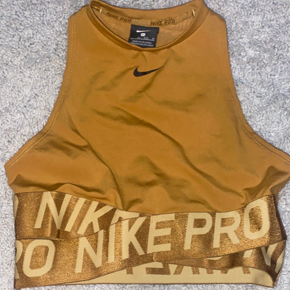 Nike pro gym top for working out or Pilates 💪🏋️‍♀️👟